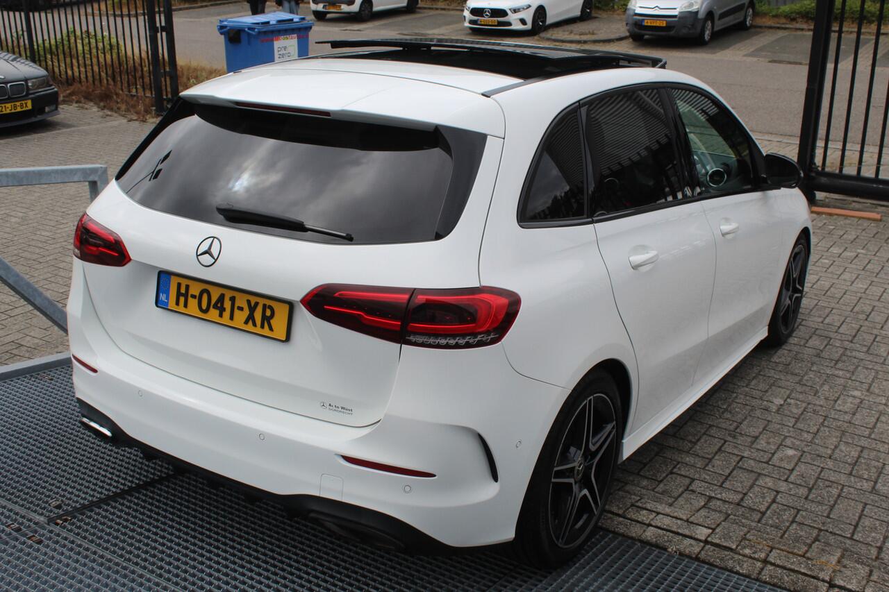 Mercedes-Benz B-KLASSE 180 Business Solution AMG Night pakket/Panoramadak/Navigatie/Apple carplay/Achteruitrijcamera/Parkeersensoren rondom/Dodehoek detectie/Cruise control/DAB/18'' Lichtmetalen velgen.