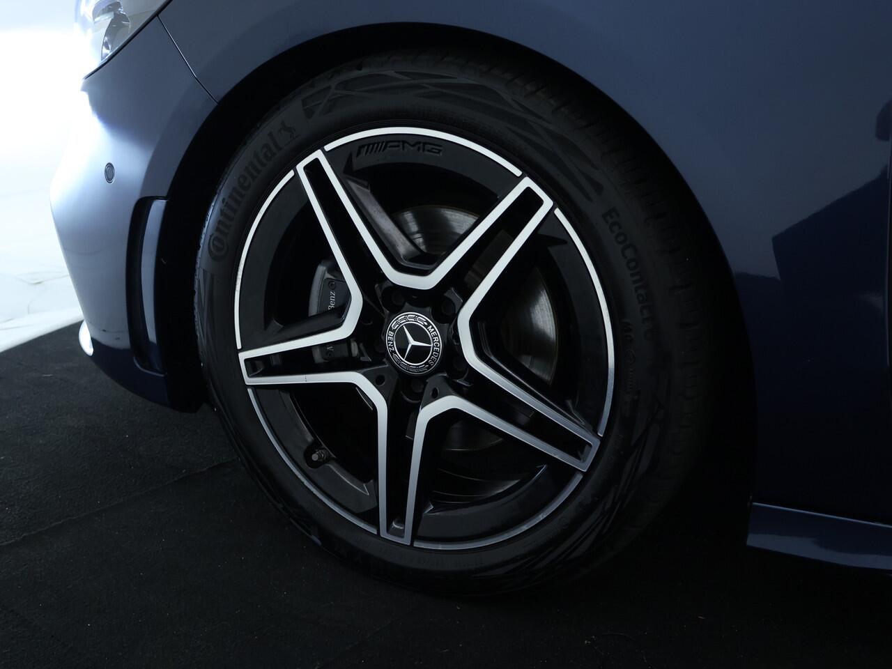 Mercedes-Benz B-KLASSE 180 Business Solution AMG | Panoramadak | Parkeerpakket met Camera | Augmented Reality | Car Play | Inclusief 24 maanden Mercedes-Benz Certified garantie voor Europa.