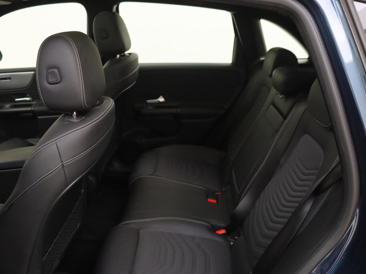 Mercedes-Benz B-KLASSE 180 Business Solution Plus | Navigatie | Camera | Panoramadak