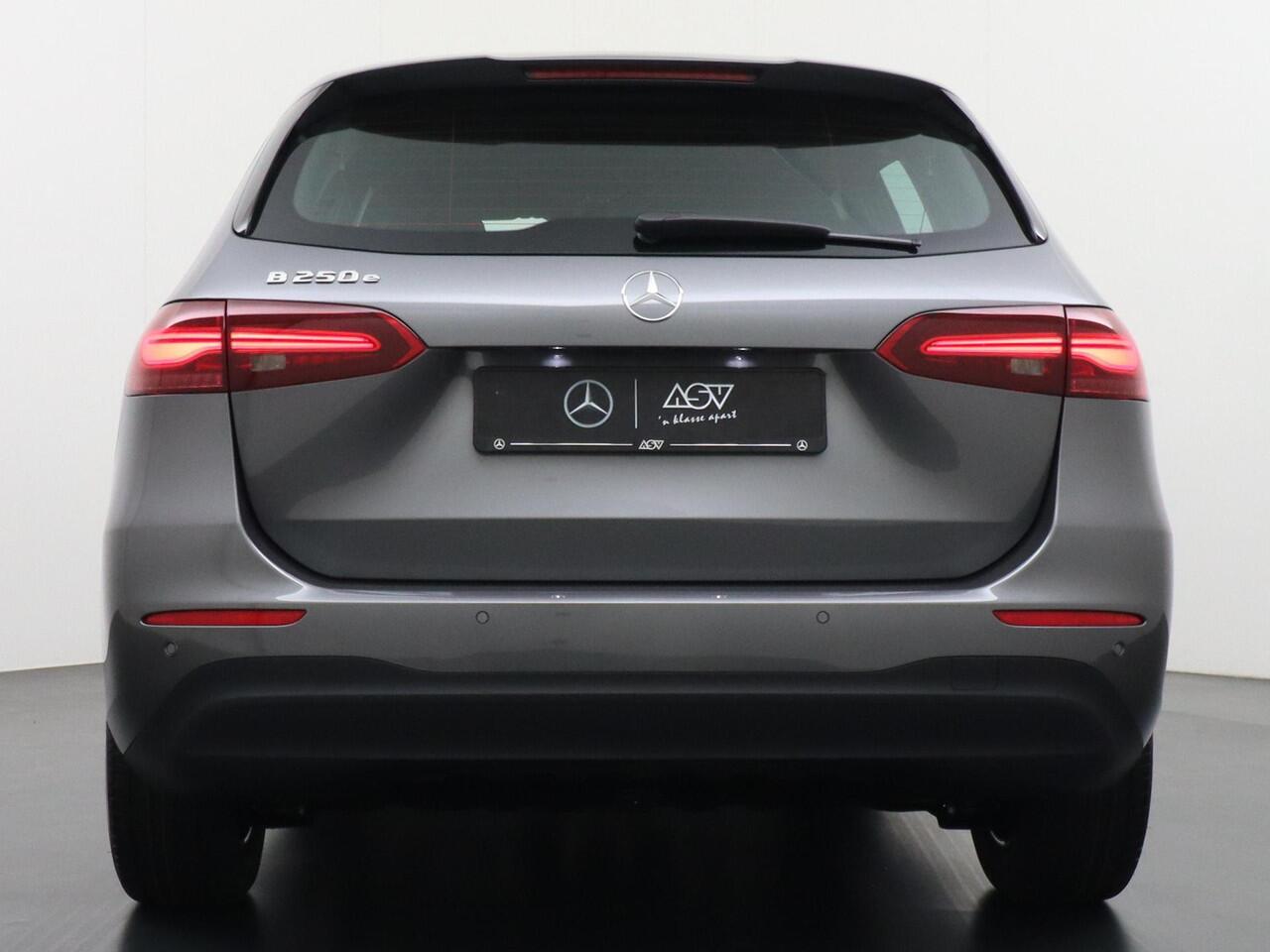 Mercedes-Benz B-KLASSE 250 e Business Solution | Achteruitrijcamera | DAB+ Radio | Distronic Cruise Control | Trekhaak Wegklapbaar | Stoelverwarming Voorin | 17" Lichtmetalen Velgen