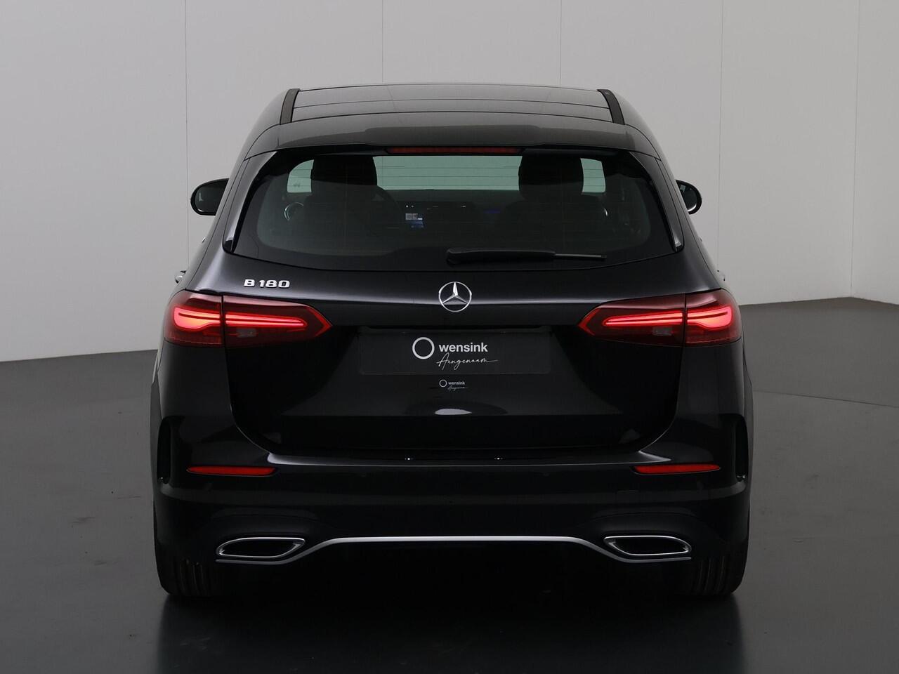 Mercedes-Benz B-KLASSE 180 AMG Line | Panoramadak | Trekhaak | Winter pakket | Matrix LED koplampen