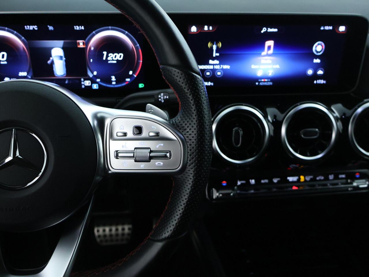 Mercedes-Benz B-KLASSE 180 Business Solution AMG | Achteruitrijcamera | Smartphone integratiepakket | Elektrische achterklep | Inclusief 24 maanden MB Certified garantie voor Europa.