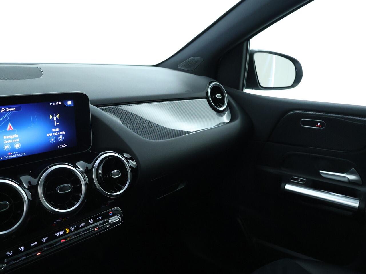 Mercedes-Benz B-KLASSE 180 AMG Nightpakket | Panoramadak | Trekhaak | Parkeerpakket met Camera | Stoelverwarming | Car Play | LED | Inclusief 12 Maanden Garantie.