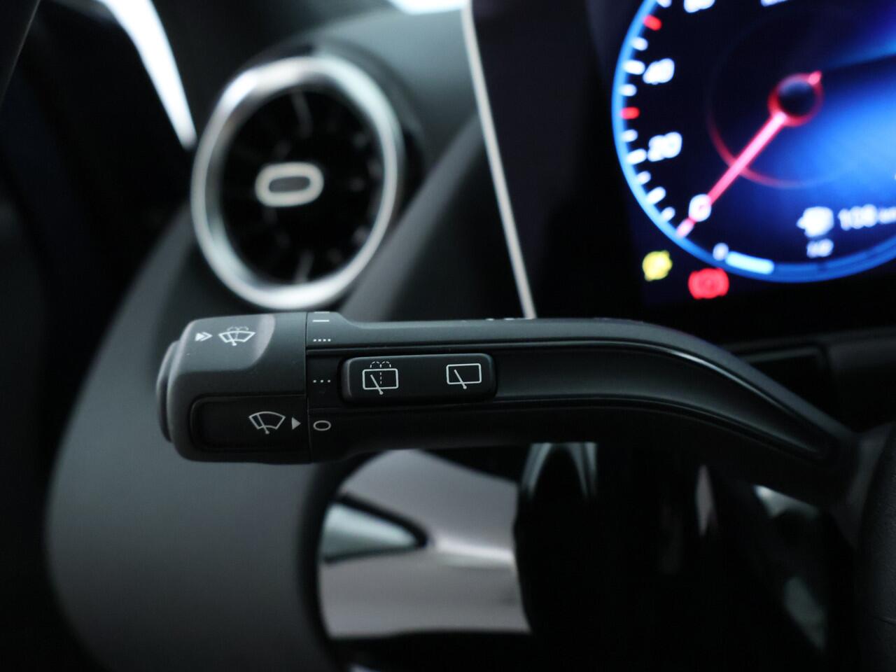 Mercedes-Benz B-KLASSE 180 Business Solution AMG | Panoramadak | Parkeerpakket met Camera | Augmented Reality | Car Play | Inclusief 24 maanden Mercedes-Benz Certified garantie voor Europa.