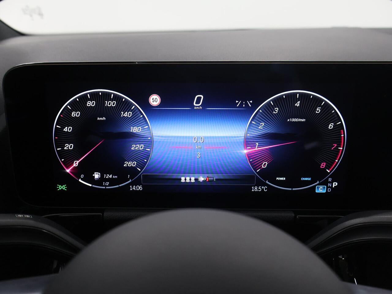 Mercedes-Benz B-KLASSE 180 AMG Line | Panoramadak | Trekhaak | Winter pakket | Matrix LED koplampen