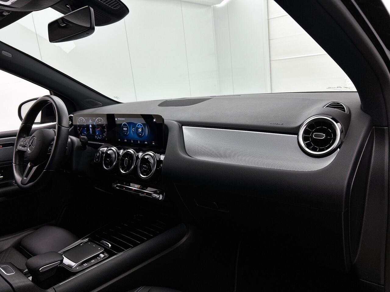 Mercedes-Benz B-KLASSE 180 Business Solution Ledkoplampen | Achteruitrijcamera |Stoelverwarming voor | Spiegelpakket. Inclusief 24 maanden MB Certified garantie voor Europa.