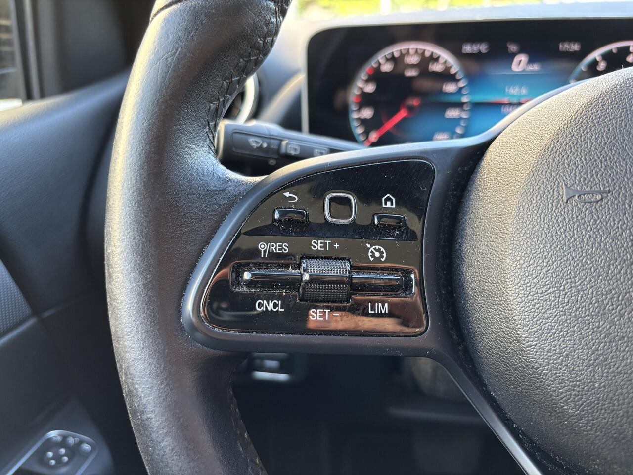 Mercedes-Benz B-KLASSE 180 Business Solution | Automaat | Panormadak | Stoelverwarming |