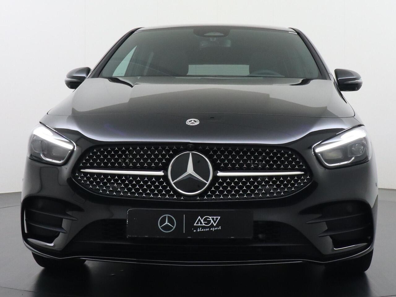Mercedes-Benz B-KLASSE 250 e Business Solution AMG | Trekhaak Wegklapbaar | Distronic Cruise Control | Panorama - Schuifdak | Memorystoelen | Multibeam Led | Apple Carplay & Android Auto | Head-Up Display | 360° Camera