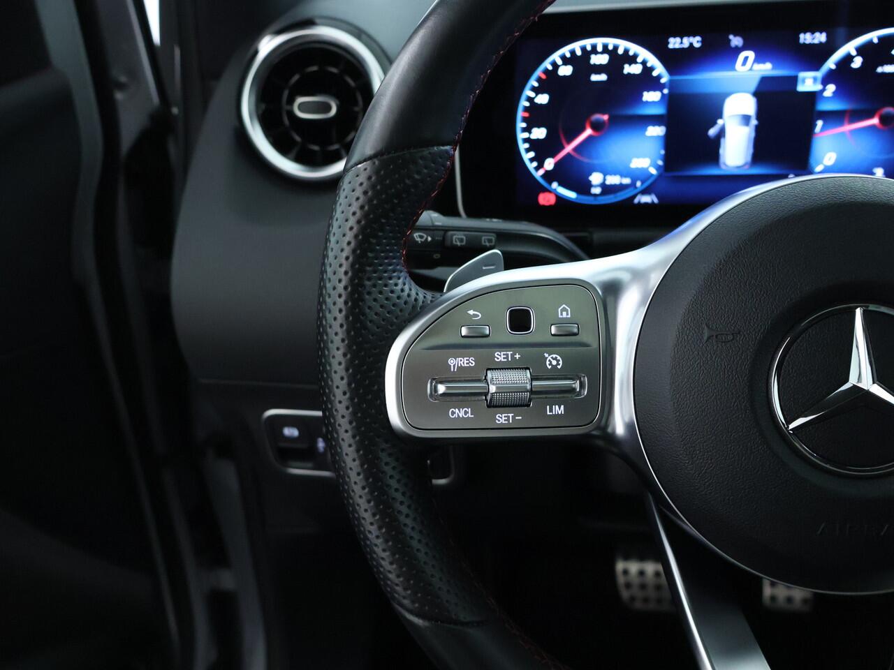 Mercedes-Benz B-KLASSE 180 AMG Nightpakket | Panoramadak | Trekhaak | Parkeerpakket met Camera | Stoelverwarming | Car Play | LED | Inclusief 12 Maanden Garantie.