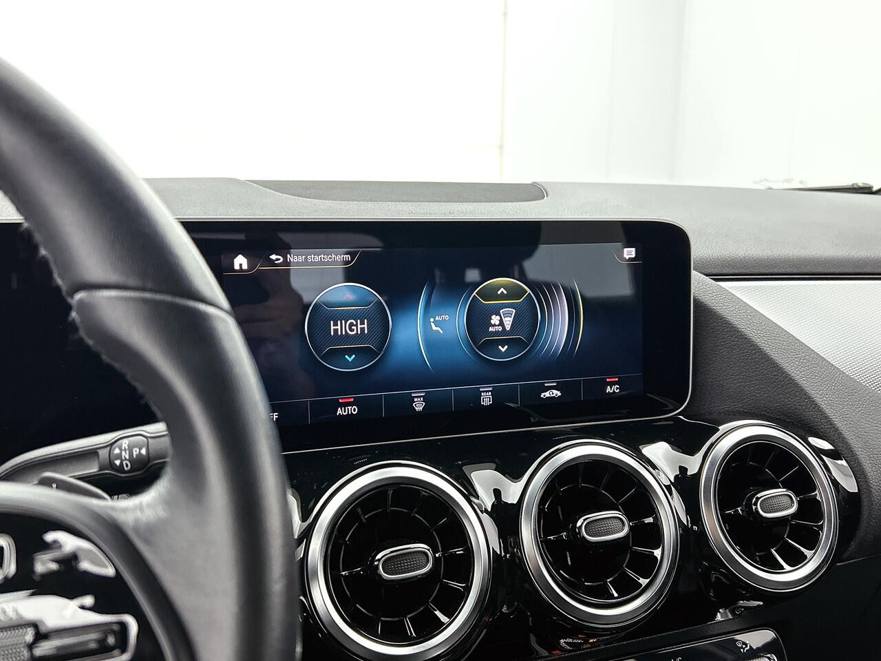 Mercedes-Benz B-KLASSE 180 Advantage Trekhaak | Ledkoplampen | Achteruitrijcamera | Easy-Pack Achterklep | Licht- en zicht pakket. Inclusief 24 maanden MB Certified garantie voor Europa.