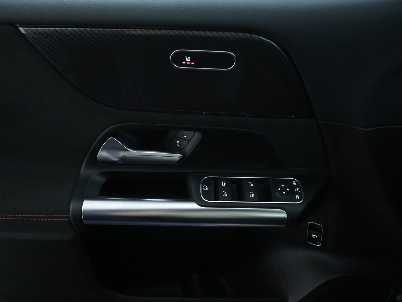 Mercedes-Benz B-KLASSE 180 Business Solution AMG | Panoramadak | Parkeerpakket met Camera | Augmented Reality | Car Play | Inclusief 24 maanden Mercedes-Benz Certified garantie voor Europa.