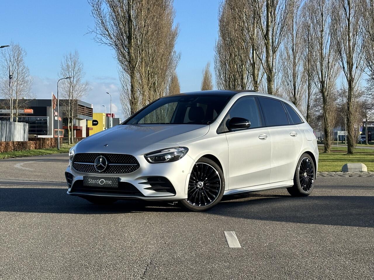 Mercedes-Benz B-KLASSE 200 AMG Line l Distronic l Panoramaschuifdak l MBUX l Achteruitrijcamera l Multispaaks l sportief motorgeluid l Keyless l Stoelverwarming l Multibeam l draadloos opladen voor l