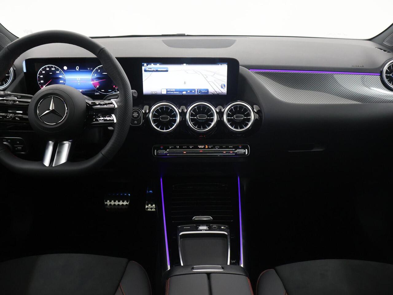 Mercedes-Benz B-KLASSE 180 AMG Line | Panoramadak | Trekhaak | Winter pakket | Matrix LED koplampen