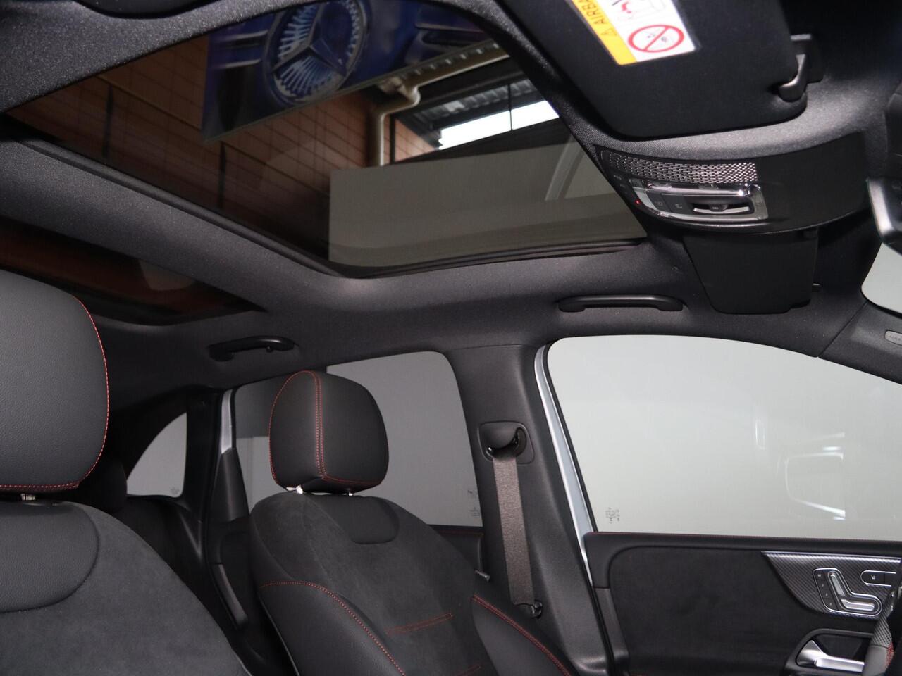 Mercedes-Benz B-KLASSE 250e Business Solution AMG | Panoramaschuifdak | Night | Winter pakket | Trekhaak | Stoelverwarming |