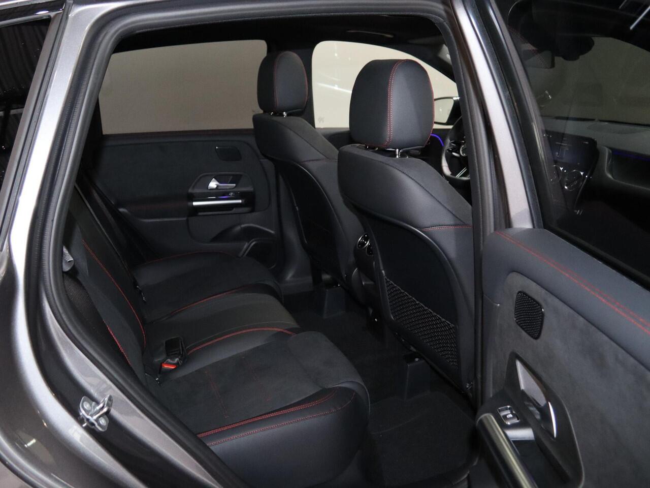 Mercedes-Benz B-KLASSE 250e Business Solution AMG | Panoramaschuifdak | Night | Premium plus pakket | Winter pakket | Trekhaak | Head-up display |