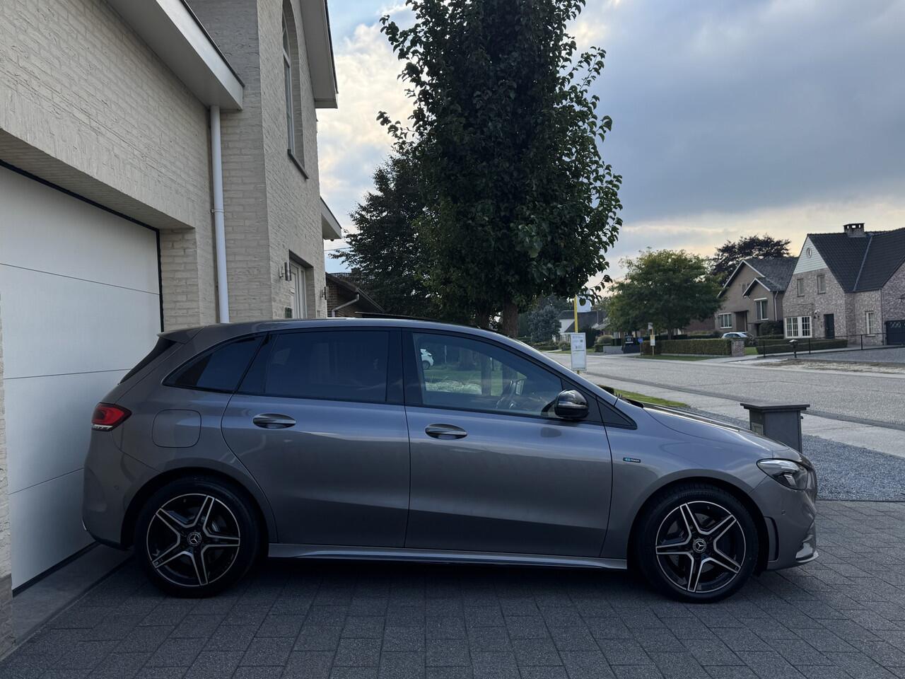 Mercedes-Benz B-KLASSE 250e 218pk AMG Panoramadak Nightpakket Widescreen SfeerVerlichting SportLeder Led Camera 18" Trekhaak Pdc