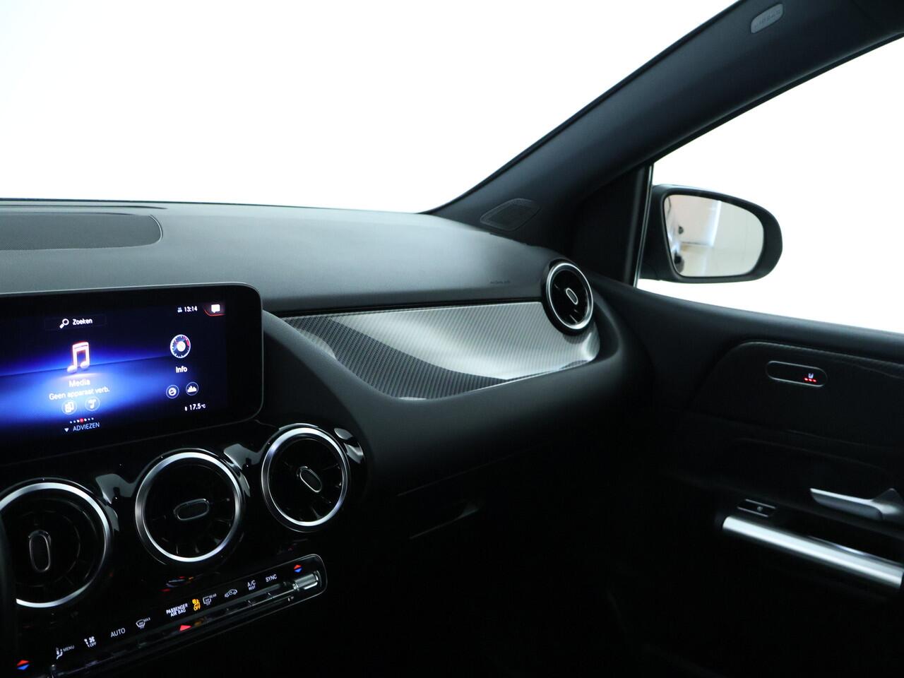 Mercedes-Benz B-KLASSE 180 Business Solution AMG | Achteruitrijcamera | Smartphone integratiepakket | Elektrische achterklep | Inclusief 24 maanden MB Certified garantie voor Europa.