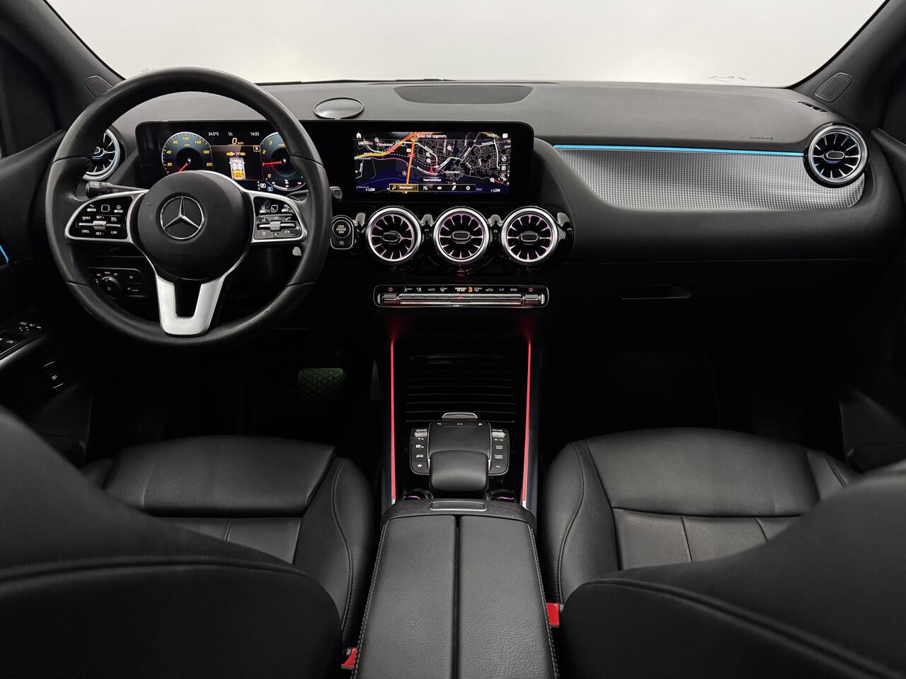 Mercedes-Benz B-KLASSE 180 Business Solution Luxury Pano, Leder, Camera, Stoelverwarming, Navi, Cruise control adaptief, Keyless start, Elektrische achterklep