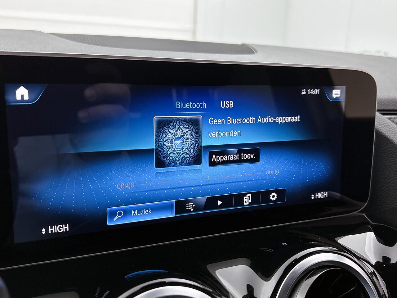 Mercedes-Benz B-KLASSE 180 Business Solution AMG | Trekhaak | Parkeerpakket met Camera | Car Play | Stoelverwarming | LED | Cruise Controle | Inclusief 24 maanden Mercedes-Benz Certified garantie voor Europa.