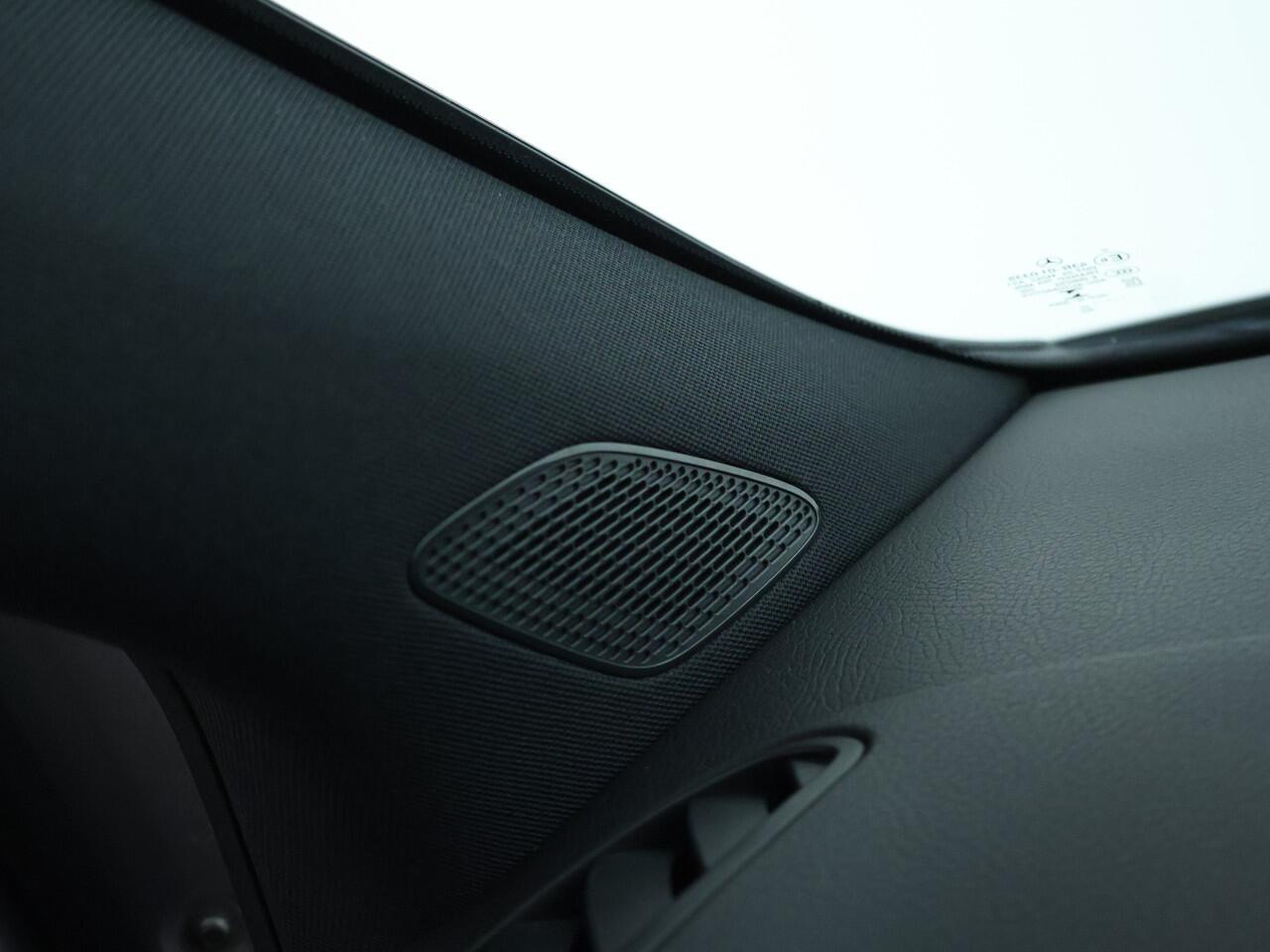 Mercedes-Benz B-KLASSE 180 AMG Nightpakket | Panoramadak | Trekhaak | Parkeerpakket met Camera | Stoelverwarming | Car Play | LED | Inclusief 12 Maanden Garantie.