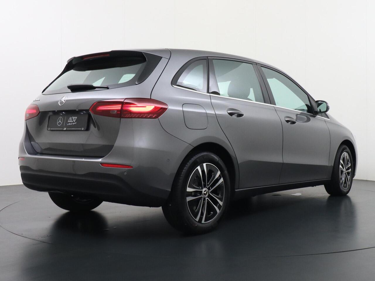 Mercedes-Benz B-KLASSE 250 e Business Solution | Achteruitrijcamera | DAB+ Radio | Distronic Cruise Control | Trekhaak Wegklapbaar | Stoelverwarming Voorin | 17" Lichtmetalen Velgen