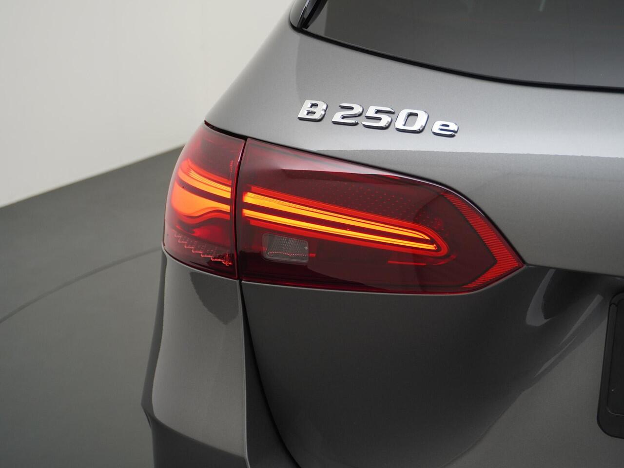 Mercedes-Benz B-KLASSE 250 e Business Solution AMG | Distronic Cruise Control | Panorama - Schuifdak | Trekhaak Wegklapbaar | Multibeam Led | Stoelverwarming Voorin | Apple Carplay & Android Auto | 360° Camera