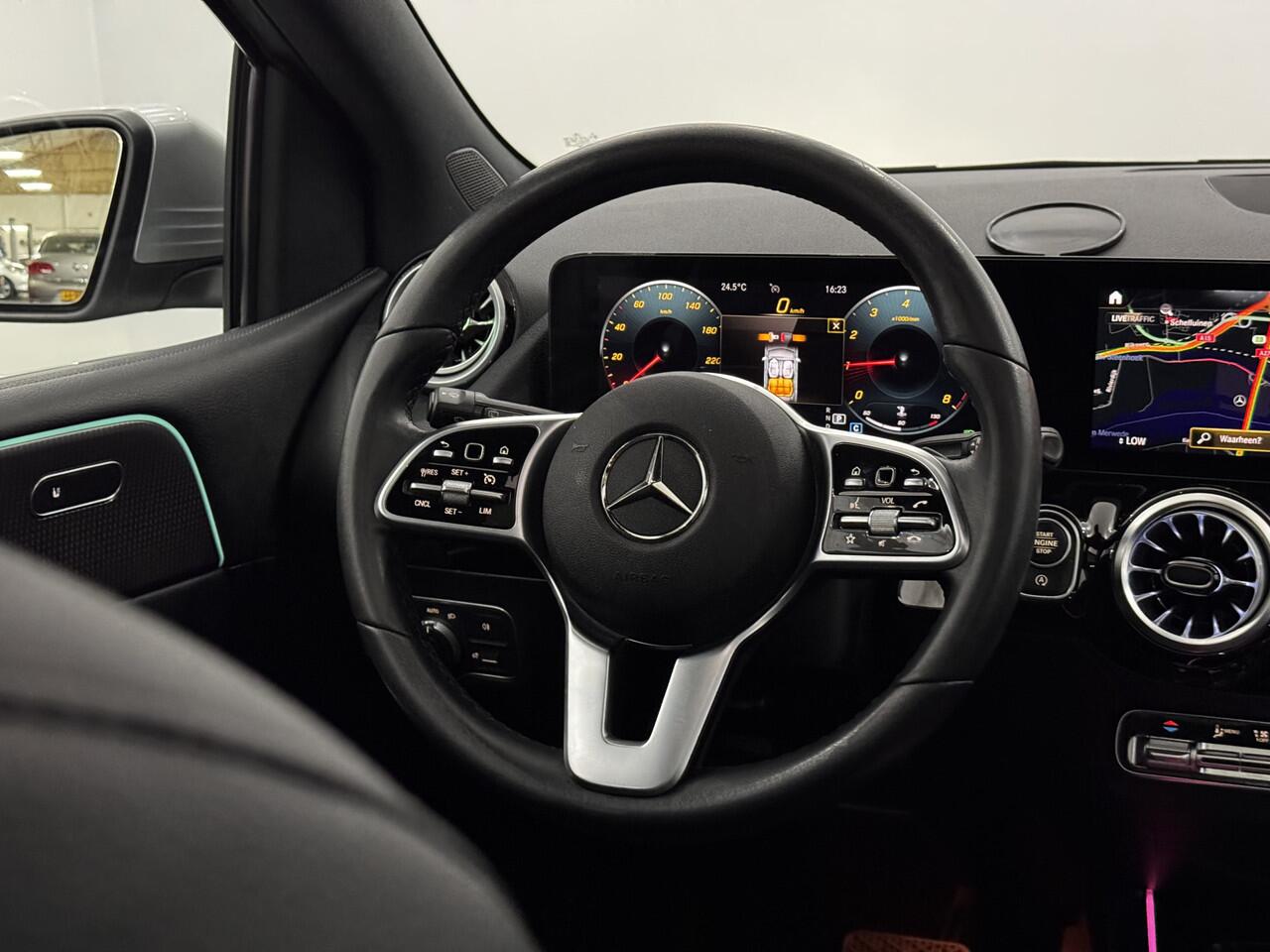 Mercedes-Benz B-KLASSE 180 Business Solution Luxury Pano, Leder, Camera, Stoelverwarming, Navi, Cruise control adaptief, Keyless start, Elektrische achterklep