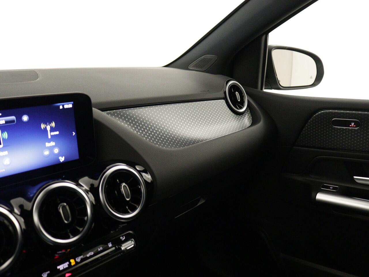 Mercedes-Benz B-KLASSE 250 e Business Line | Zitcomfortpakket | Warmtewerend donkergetint glas achter | USB-pakket plus | EASY PACK achterklep | Dodehoekassistent | Verwarmde stoelen vooraan |