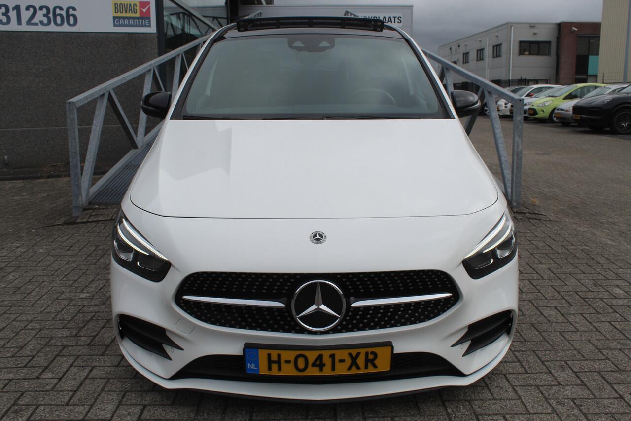 Mercedes-Benz B-KLASSE 180 Business Solution AMG Night pakket/Panoramadak/Navigatie/Apple carplay/Achteruitrijcamera/Parkeersensoren rondom/Dodehoek detectie/Cruise control/DAB/18'' Lichtmetalen velgen.