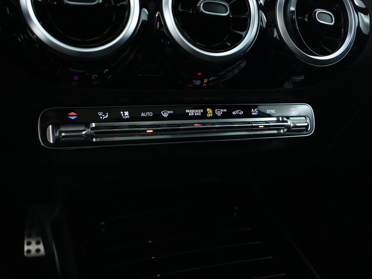 Mercedes-Benz B-KLASSE 180 AMG Nightpakket | Panoramadak | Trekhaak | Parkeerpakket met Camera | Stoelverwarming | Car Play | LED | Inclusief 12 Maanden Garantie.