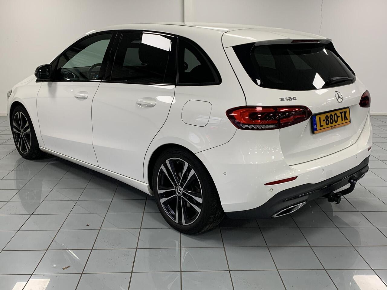 Mercedes-Benz B-KLASSE 180 Premium TREKHAAK | ACHTERUITRIJCAMERA | PARKEERSENSOREN VOOR-EN ACHTER | 18" LICHTMETALEN VELGEN
