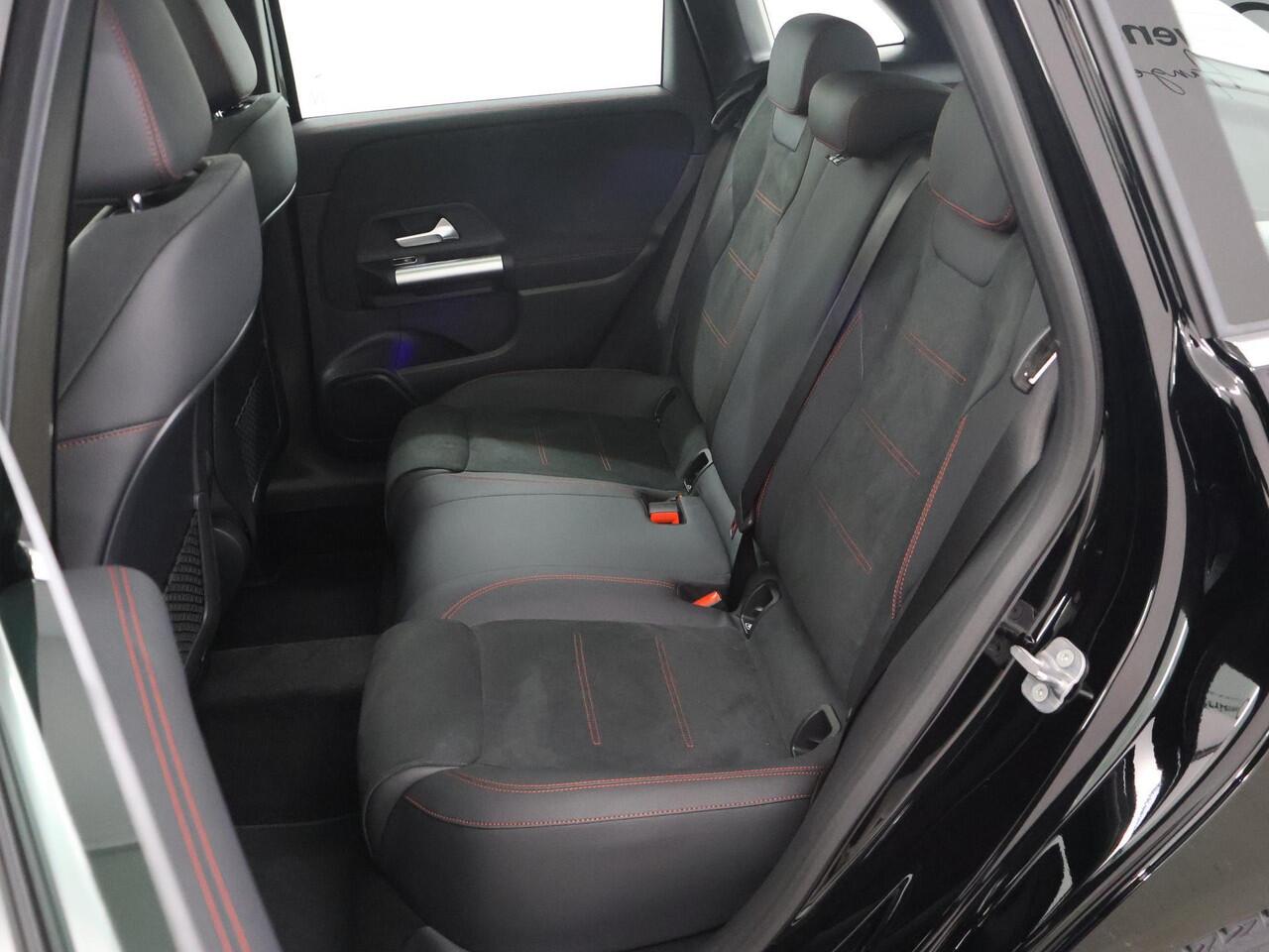 Mercedes-Benz B-KLASSE 180 AMG Line | Panoramadak | Trekhaak | Winter pakket | Matrix LED koplampen