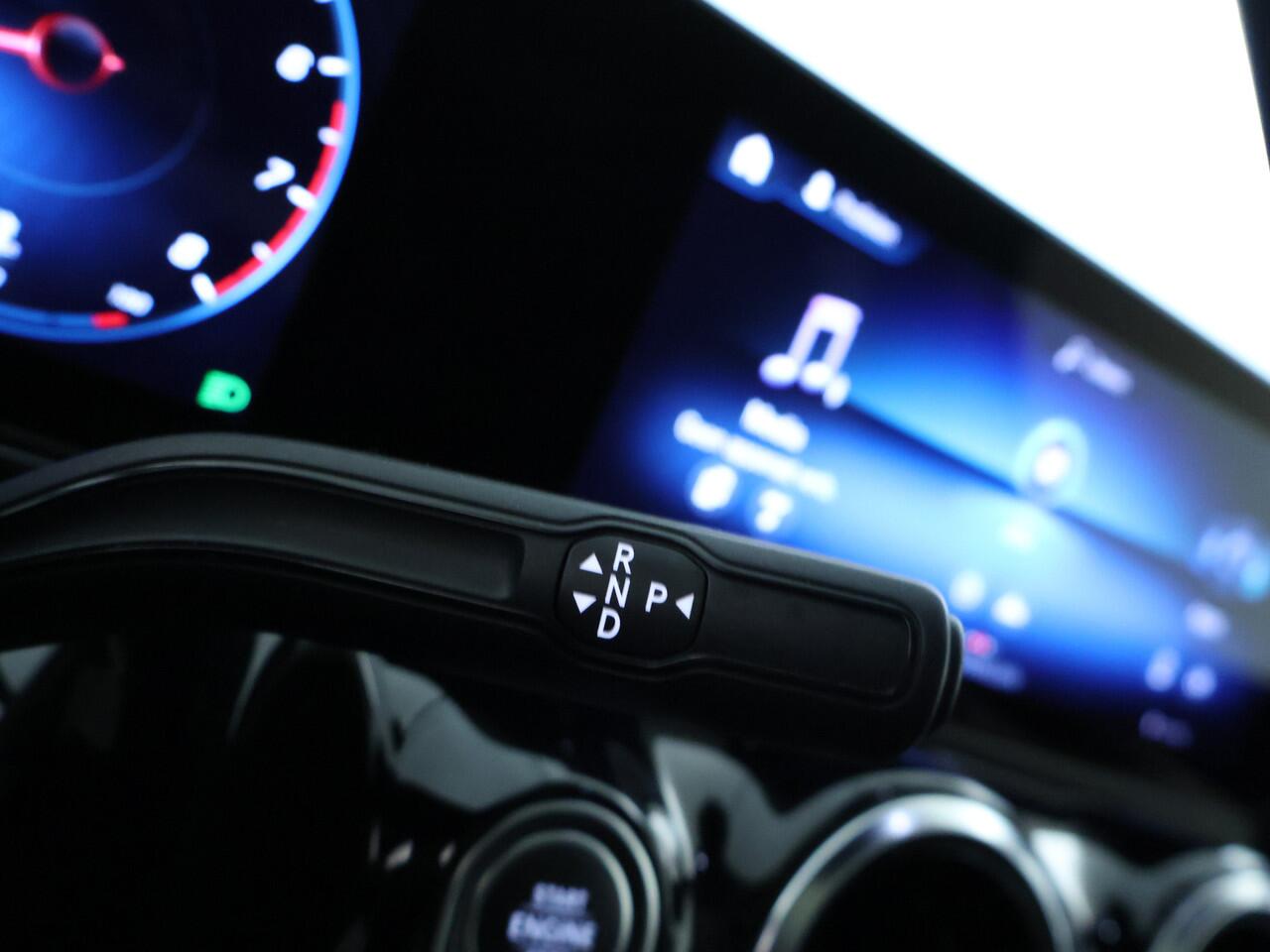 Mercedes-Benz B-KLASSE 180 Business Solution AMG | Panoramadak | Parkeerpakket met Camera | Augmented Reality | Car Play | Inclusief 24 maanden Mercedes-Benz Certified garantie voor Europa.