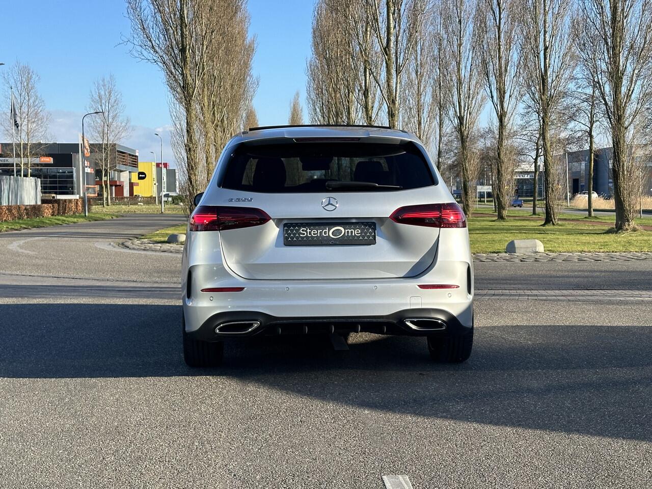 Mercedes-Benz B-KLASSE 200 AMG Line l Distronic l Panoramaschuifdak l MBUX l Achteruitrijcamera l Multispaaks l sportief motorgeluid l Keyless l Stoelverwarming l Multibeam l draadloos opladen voor l