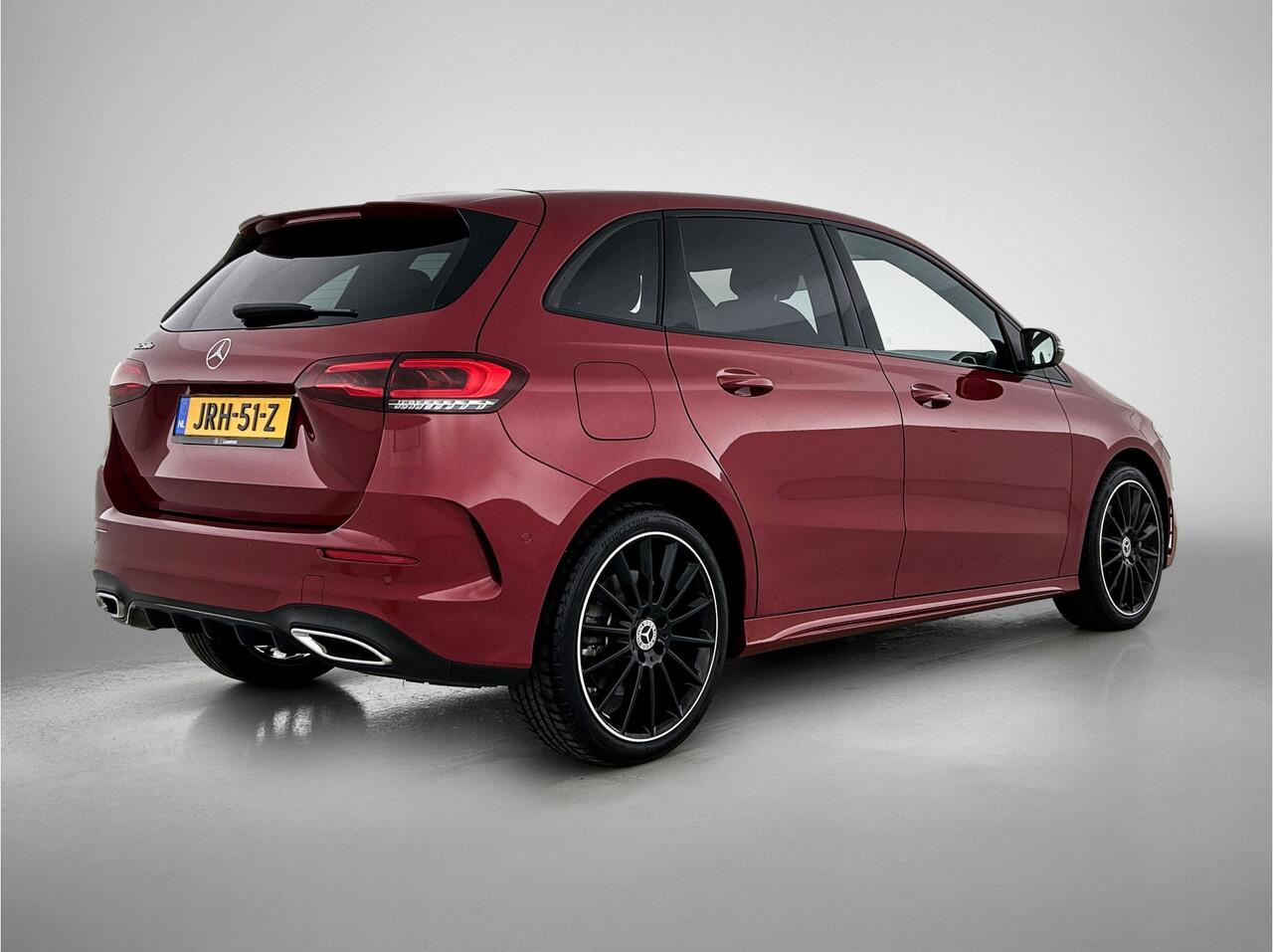 Mercedes-Benz B-KLASSE 250 e AMG Plug-In Hybride | Achteruitrijcamera | Multispaaks Velgen | Distronic | Sfeerverlichting | Nightpakket | Inclusief 24 maanden MB Certified garantie voor Europa.