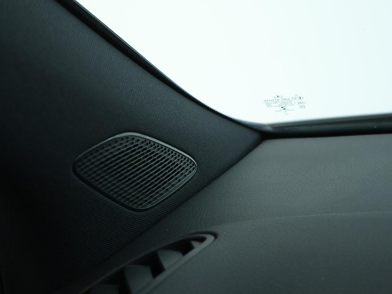 Mercedes-Benz B-KLASSE 200 Business Solution AMG AMG Line | Night Pakket | Panorama Schuif-Kanteldak | Memory voorstoelen | Sfeerverlichting. Inclusief 24 maanden MB Certified garantie voor Europa.