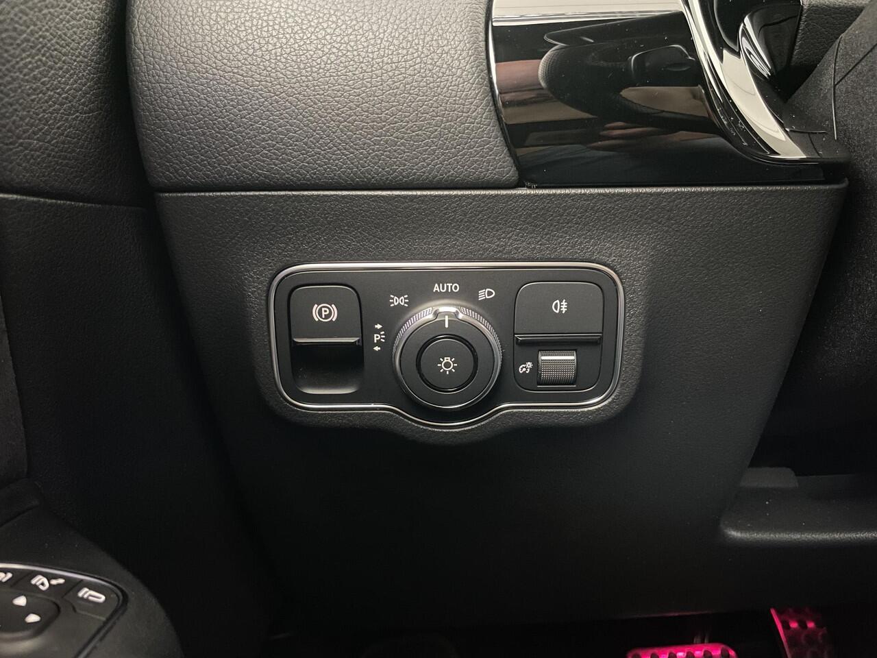 Mercedes-Benz B-KLASSE 180 Business Solution AMG | Panoramadak | Trekhaak | Carplay | 177 PK