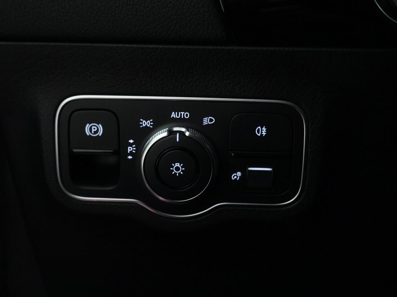 Mercedes-Benz B-KLASSE 180 Business Solution AMG | Panoramadak | Achteruitrijcamera | Nightpakket | Apple Carplay | Inclusief 24 maanden MB Certified garantie voor Europa.