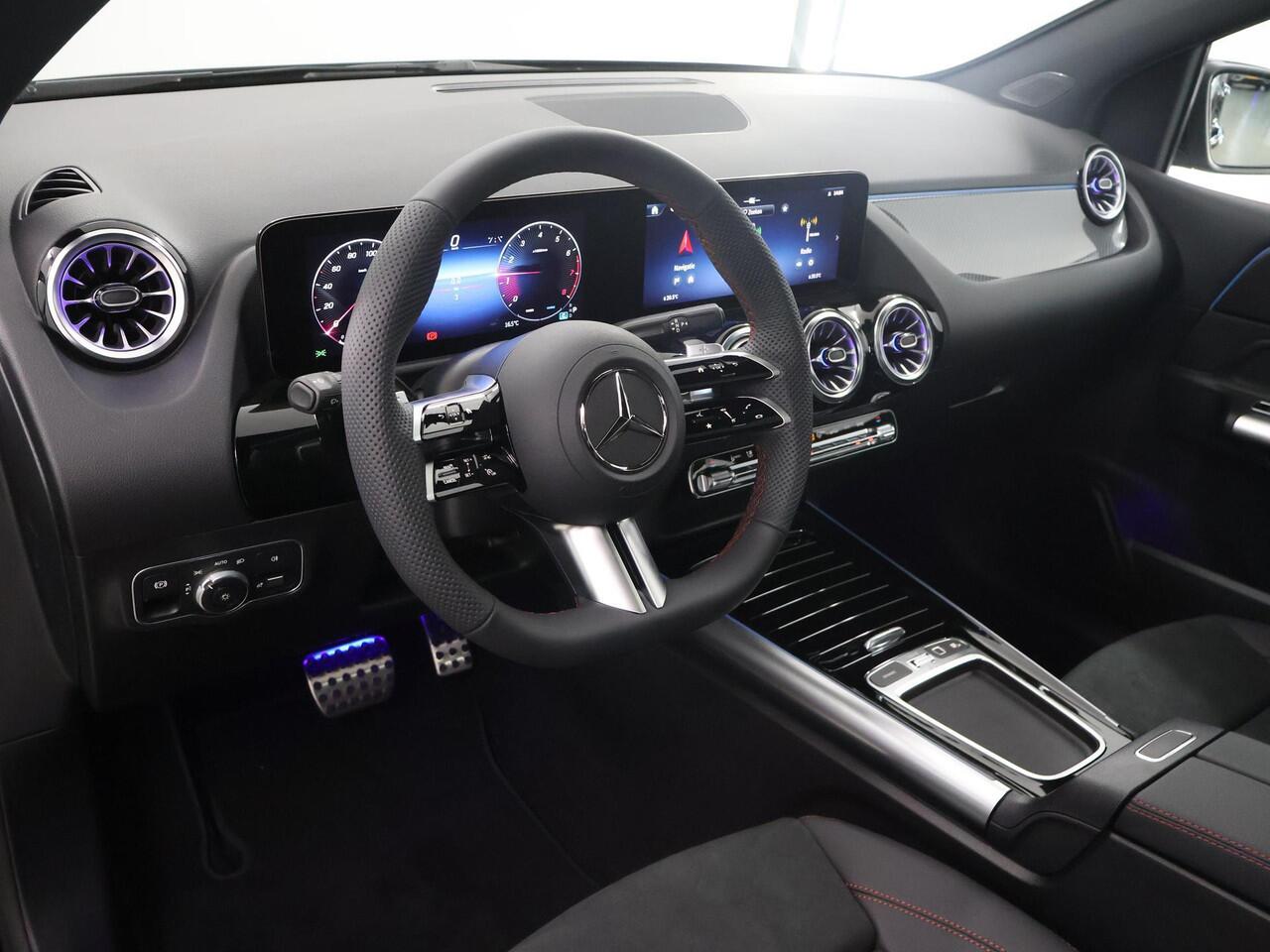 Mercedes-Benz B-KLASSE 180 AMG Line | Panoramadak | Trekhaak | Winter pakket | Matrix LED koplampen