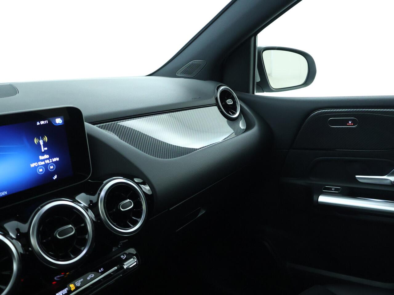 Mercedes-Benz B-KLASSE 180 Business Solution AMG | AMG Line | Panorama Schuif-Kanteldak | EASY PACK achterklep | Achteruitrijcamera | IInclusief 24 maanden MB Certified garantie voor Europa.