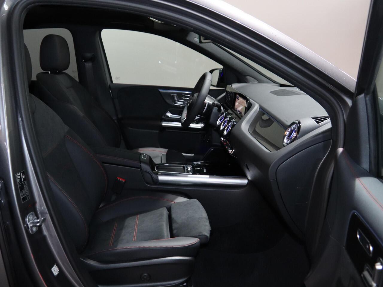 Mercedes-Benz B-KLASSE 250e Business Solution AMG | Panoramaschuifdak | Night | Premium plus pakket | Winter pakket | Trekhaak | Head-up display |