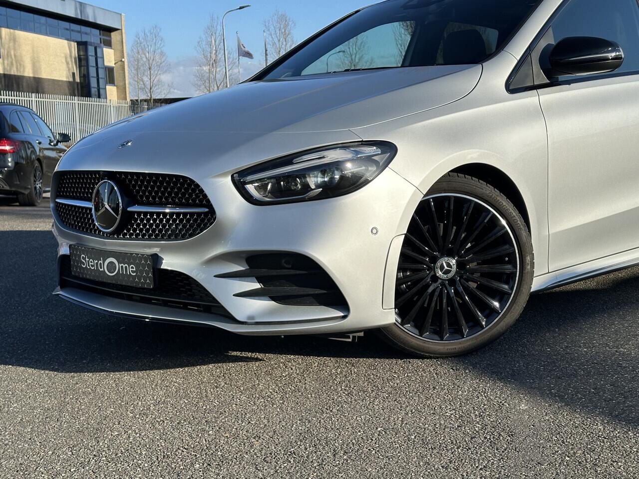 Mercedes-Benz B-KLASSE 200 AMG Line l Distronic l Panoramaschuifdak l MBUX l Achteruitrijcamera l Multispaaks l sportief motorgeluid l Keyless l Stoelverwarming l Multibeam l draadloos opladen voor l