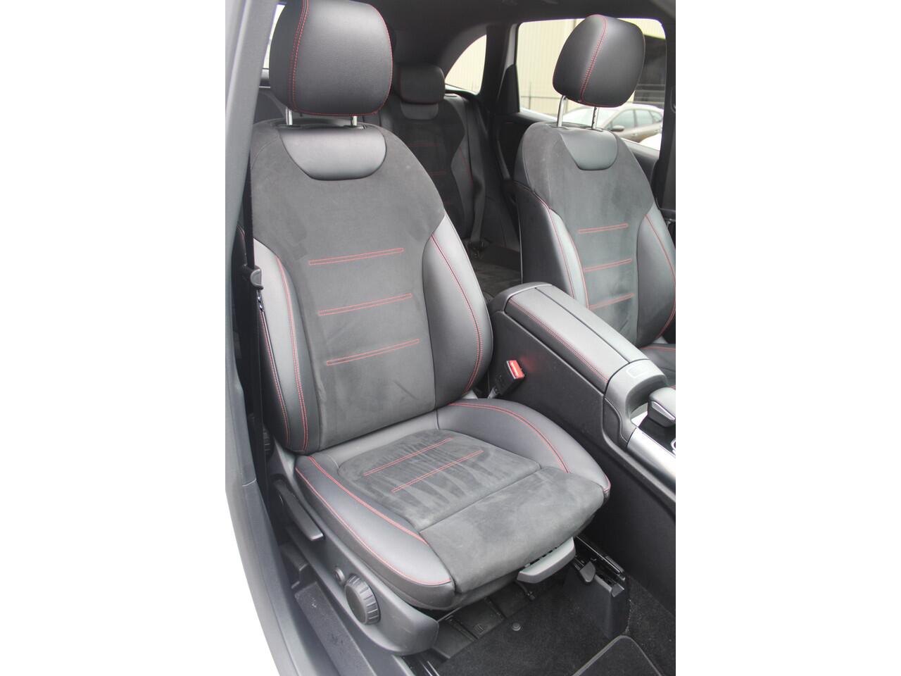 Mercedes-Benz B-KLASSE 180 Business Solution AMG Night pakket/Panoramadak/Navigatie/Apple carplay/Achteruitrijcamera/Parkeersensoren rondom/Dodehoek detectie/Cruise control/DAB/18'' Lichtmetalen velgen.