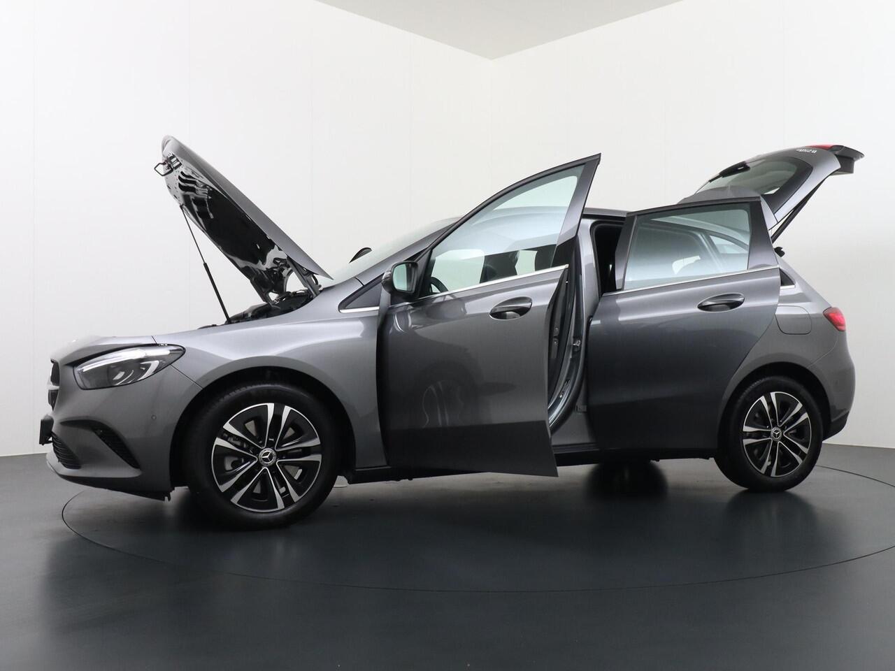 Mercedes-Benz B-KLASSE 250 e Business Solution | Achteruitrijcamera | DAB+ Radio | Distronic Cruise Control | Trekhaak Wegklapbaar | Stoelverwarming Voorin | 17" Lichtmetalen Velgen