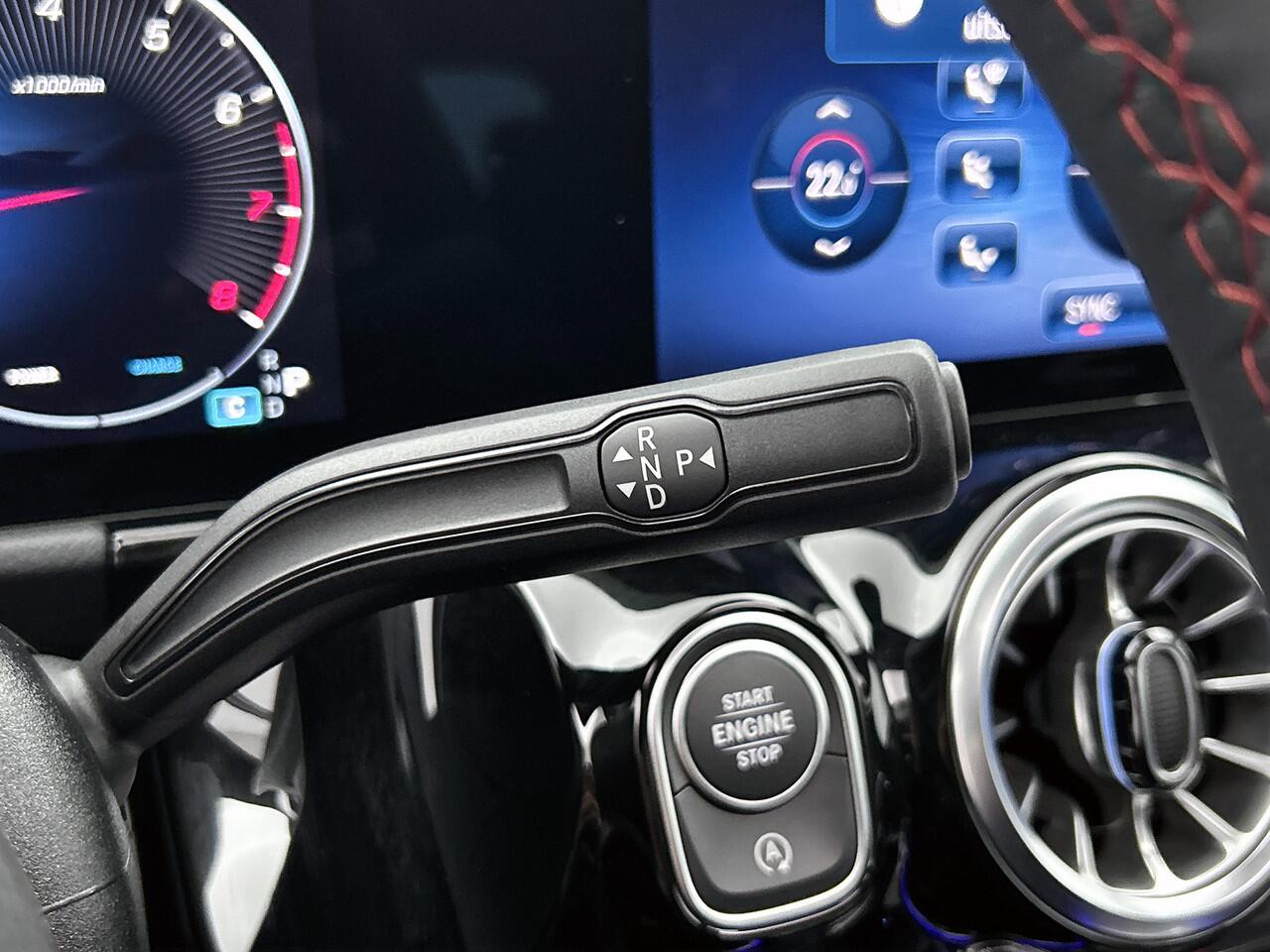 Mercedes-Benz B-KLASSE 180 Business Solution AMG | Nightpakket | Smartphone integratie | Panoramaschuifdak | Stoelverwarming voor | EASY PACK achterklep | Keyless-Go comfortpakket | MULTIBEAM LED |