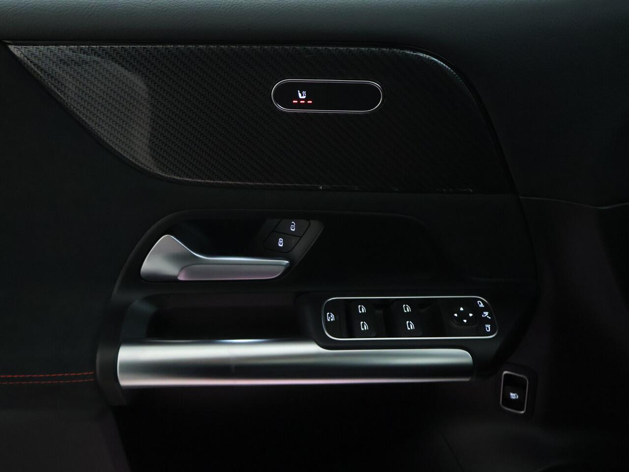 Mercedes-Benz B-KLASSE 180 Business Solution AMG | Panoramadak | Achteruitrijcamera | Nightpakket | Apple Carplay | Inclusief 24 maanden MB Certified garantie voor Europa.