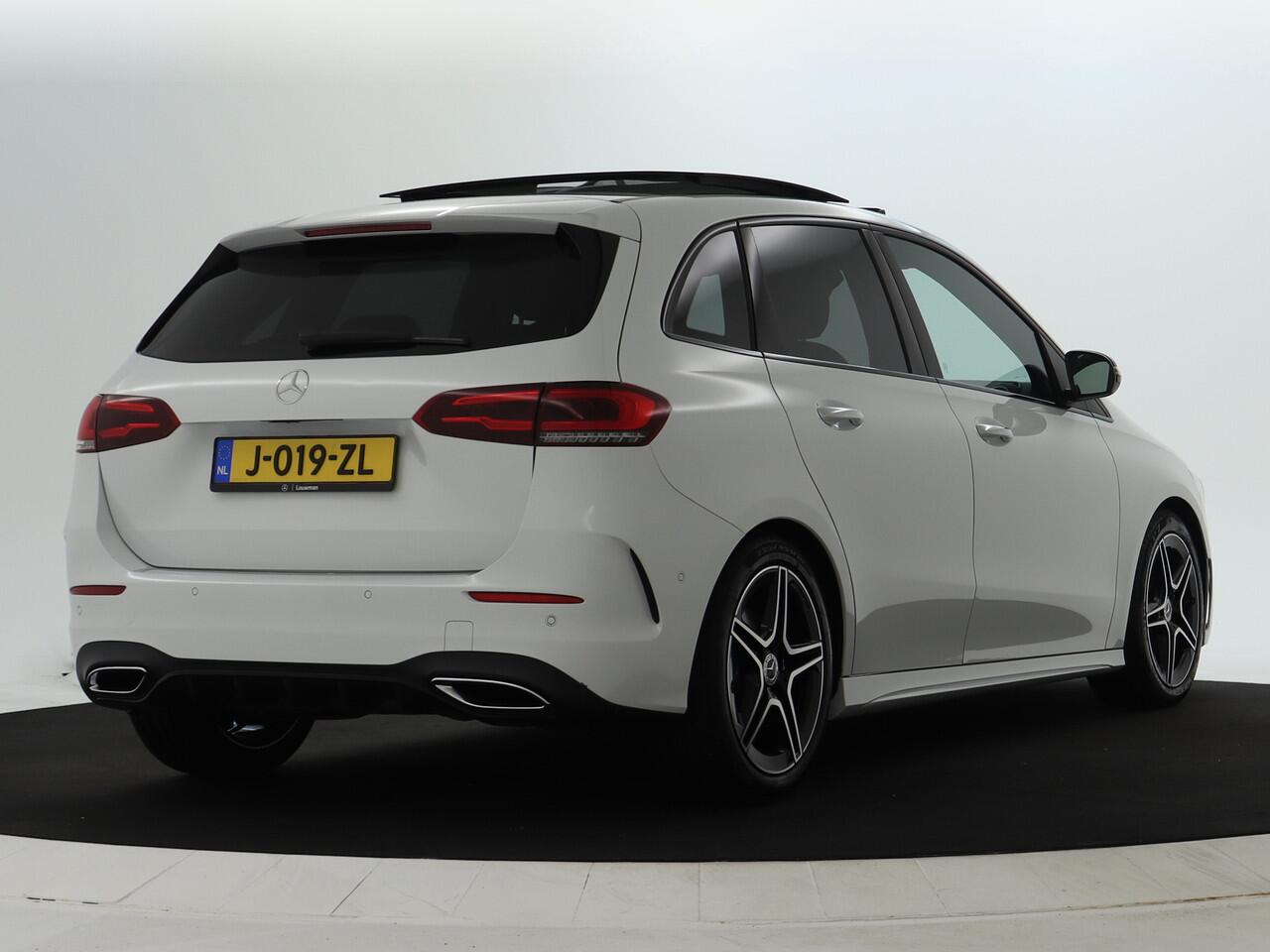 Mercedes-Benz B-KLASSE 200 Business Solution AMG AMG Line | Night Pakket | Panorama Schuif-Kanteldak | Memory voorstoelen | Sfeerverlichting. Inclusief 24 maanden MB Certified garantie voor Europa.
