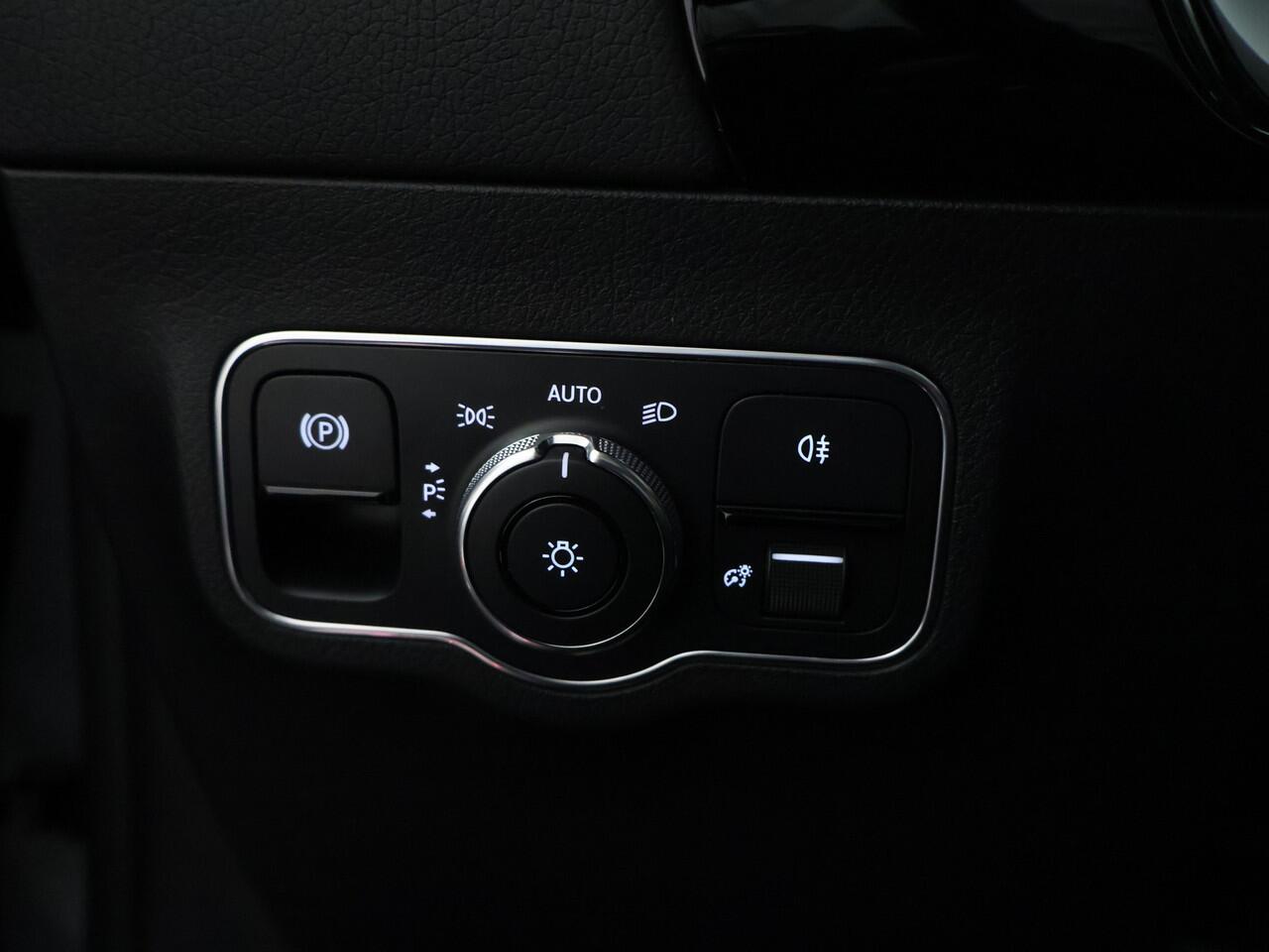 Mercedes-Benz B-KLASSE 180 AMG Nightpakket | Panoramadak | Trekhaak | Parkeerpakket met Camera | Stoelverwarming | Car Play | LED | Inclusief 12 Maanden Garantie.