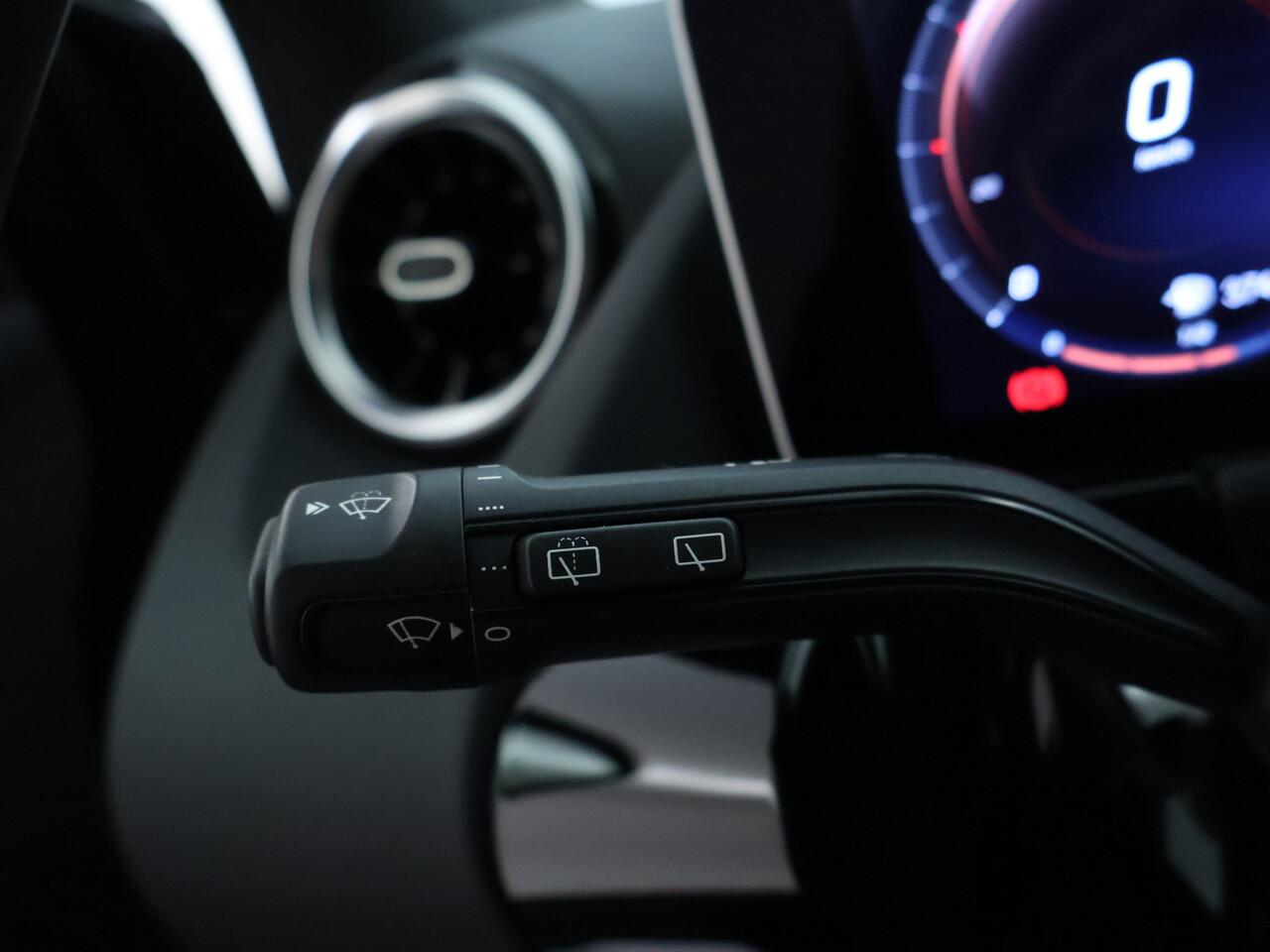 Mercedes-Benz B-KLASSE 180 Business Solution AMG | Achteruitrijcamera | Smartphone integratiepakket | Elektrische achterklep | Inclusief 24 maanden MB Certified garantie voor Europa.