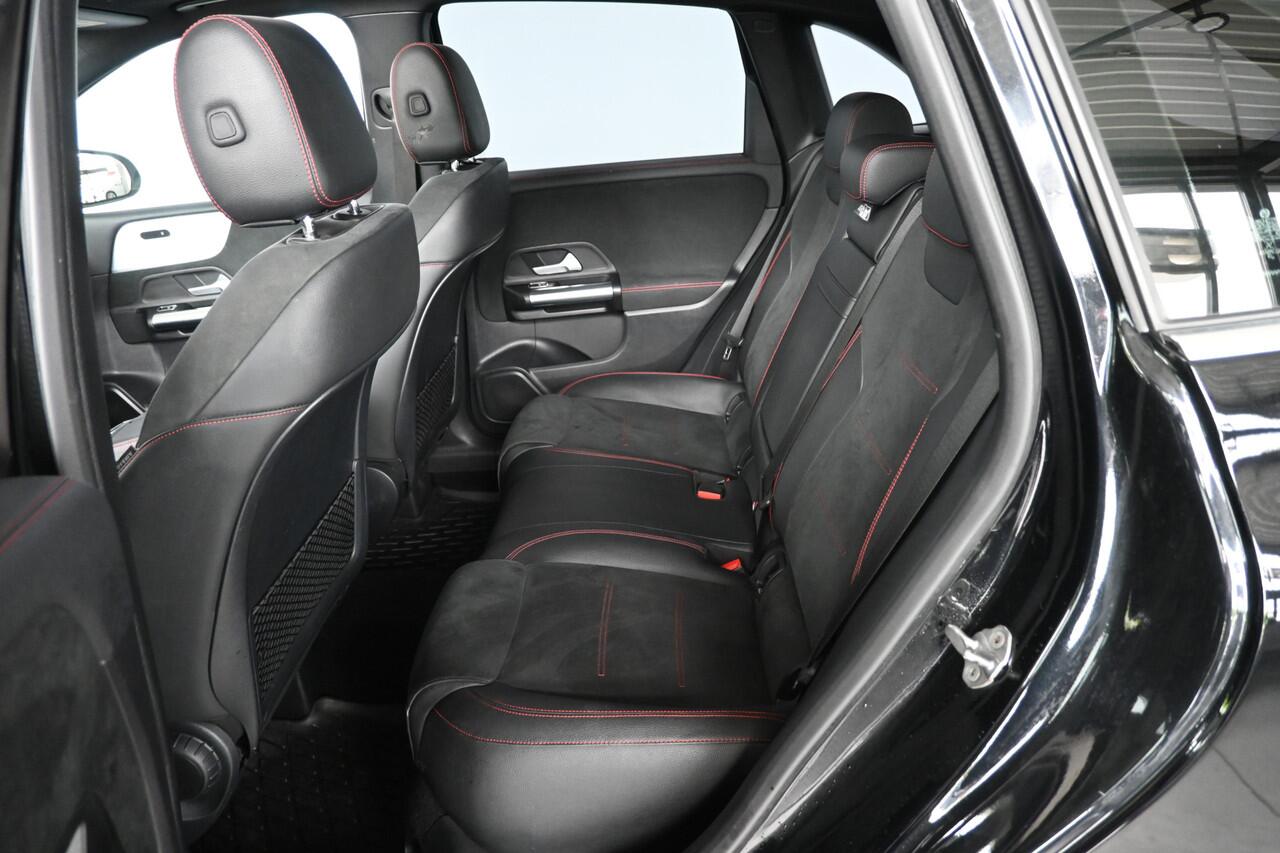 Mercedes-Benz B-KLASSE 180 Business Solution AMG Automaat Navigatie Panoramadak Rijklaarprijs Inruil Mogelijk!